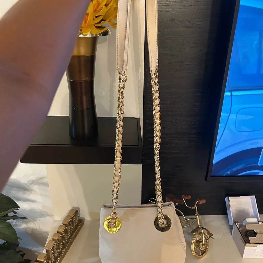 Ivory & gold hand bag with gold-chain shoulder straps. Look like “ old $$!” - Picture 5 of 6